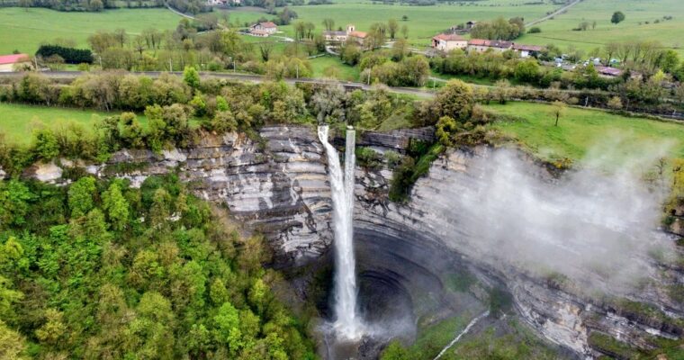 Descubre la belleza natural de la cascada de Gujuli en Álava, un paraíso escondido en el norte de España