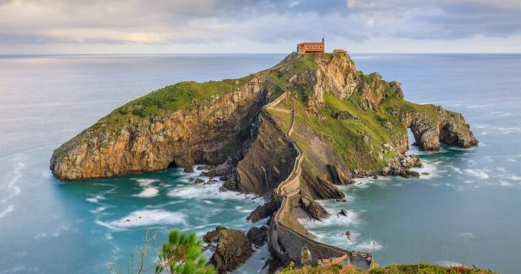 La Ermita de San Juan de Gaztelugatxe: Historia, Ruta y Experiencia Inolvidable en Euskadi