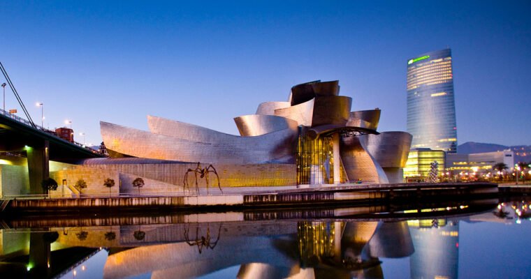 Descubre la explosiva arquitectura del Museo Guggenheim Bilbao | Visita imprescindible