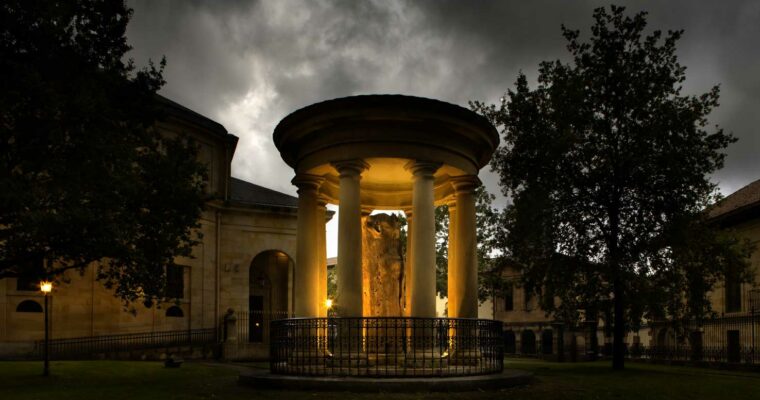 Descubre el simbolismo y la historia del Árbol de Guernica en Vizcaya