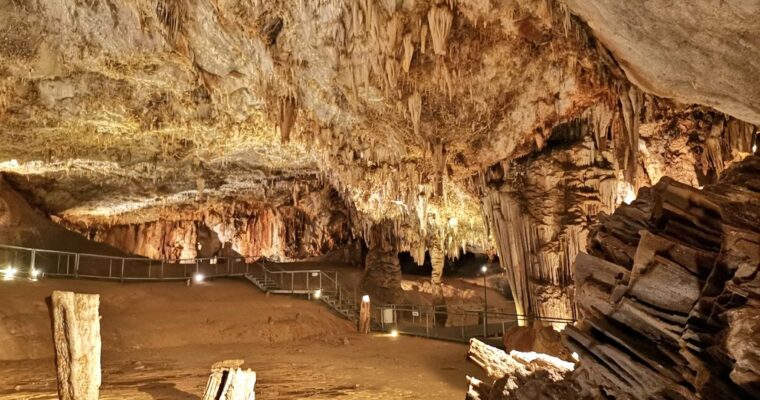 Descubre la belleza natural de Las Cuevas de Pozalagua: Información y Consejos.