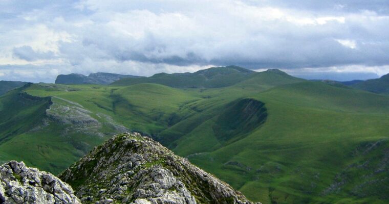 Descubre la belleza natural del Parque Natural de Aralar en tu próxima escapada