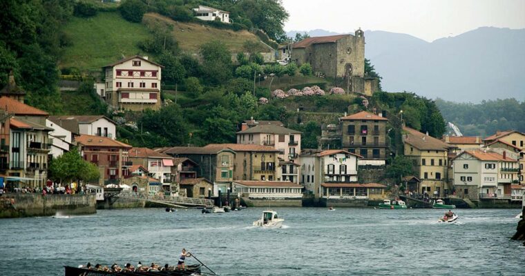 Descubre la belleza y encanto del pintoresco pueblo de Pasaia en Guipúzcoa