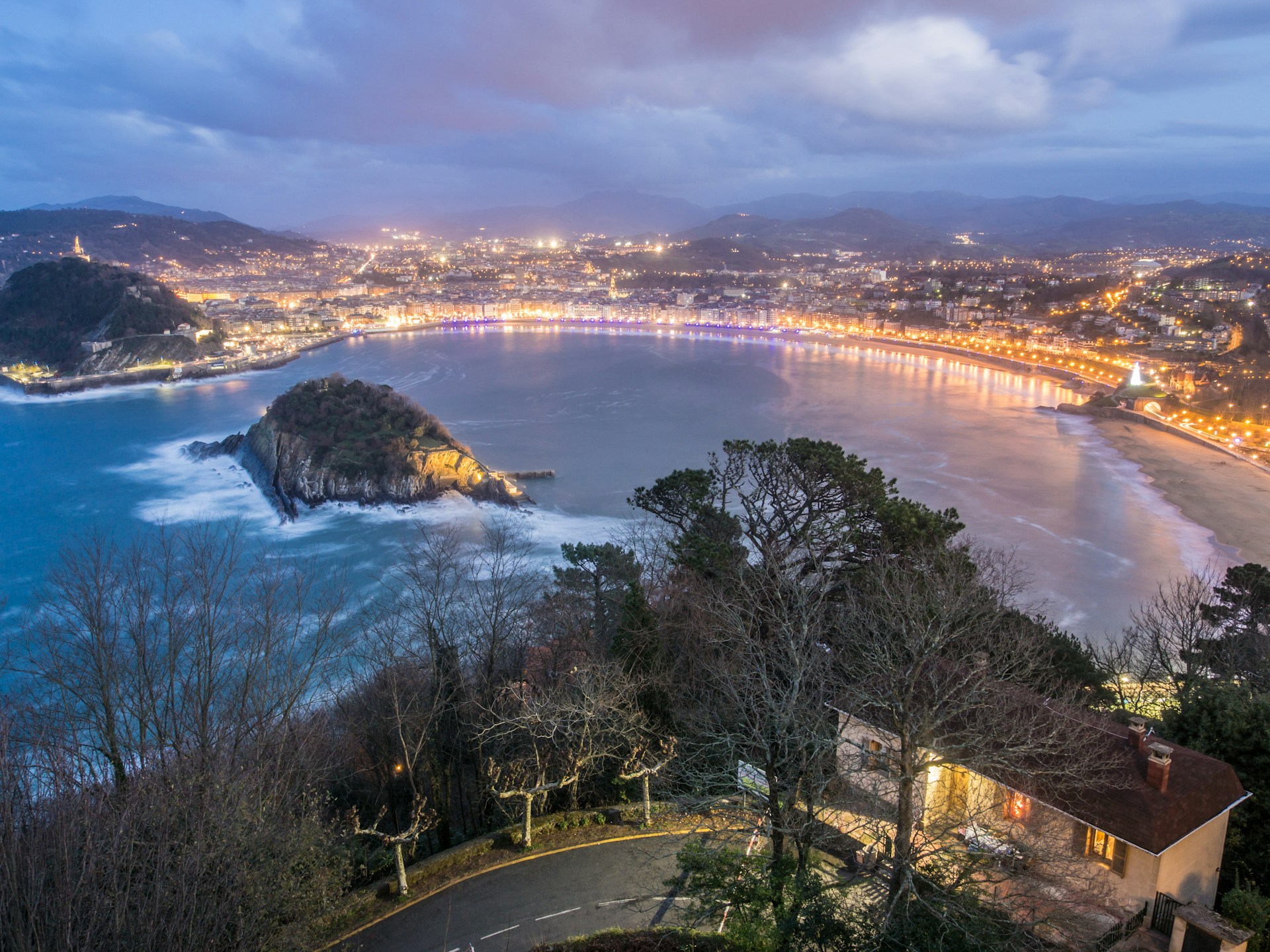Descubre San Sebastián con libertad: tu guía para el alquiler de vehículos en el País Vasco